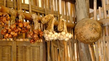 Bambu duvarlı geleneksel Tayland mutfağında kurutulmuş bir avuç sarımsak ve kırmızı soğan..