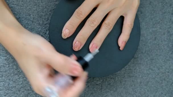 Hände Asiatischer Frauen Lackieren Nägel Schönheit Ihren Fingerspitzen — Stockvideo
