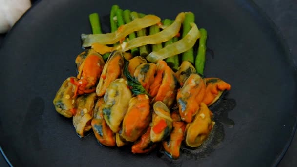 Małże Smażone Warzywami Ziołami Lub Małże Bazylią Talerzu — Wideo stockowe