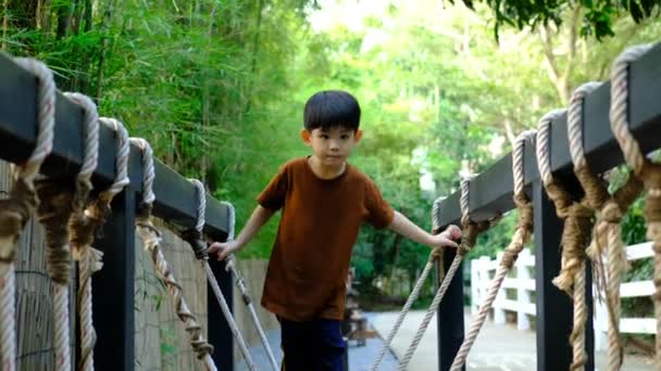 Malý Asijský Chlapec Hrát Dětské Sportovní Vybavení Venku — Stock video
