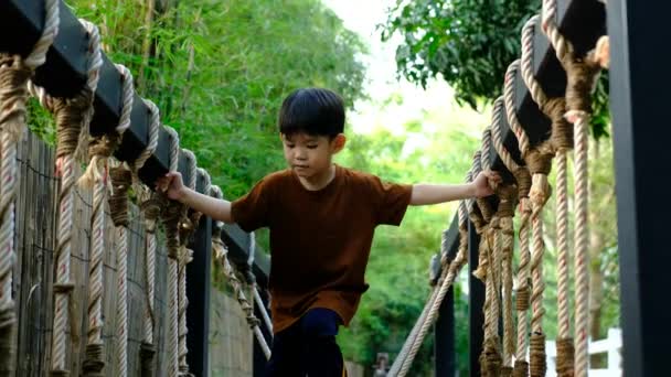Malý Asijský Chlapec Hrát Dětské Sportovní Vybavení Venku — Stock video