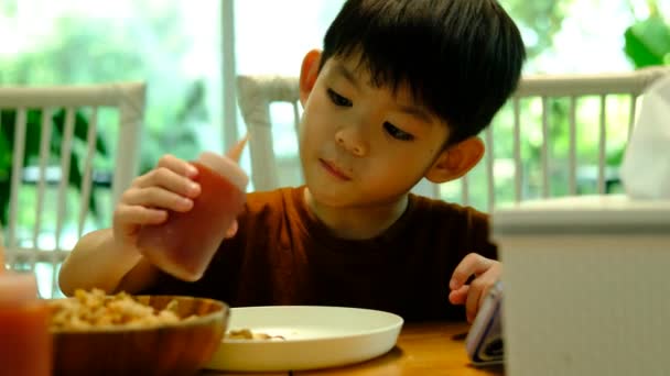 Aziatische Jongen Eten Verwerkte Voedsel Gemaakt Van Paddestoelen — Stockvideo