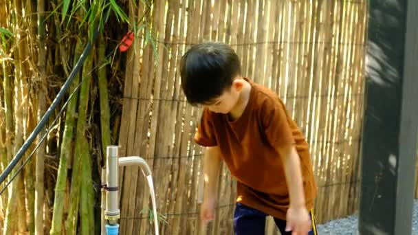 Malý Asijský Chlapec Mytí Rukou Venku — Stock video