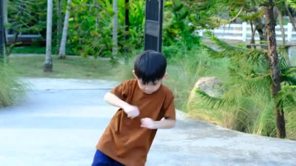 Pequeno Menino Asiático Dançando Lugar Livre — Vídeo de Stock