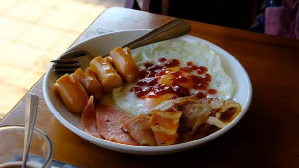 朝食にソースを注ぐ女性の手 — ストック動画