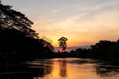 Alacakaranlık saatlerinde nehirden yansıyan ışıkla birlikte gün batımı