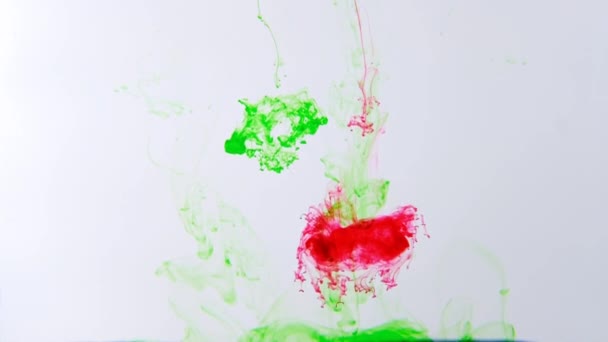 Verde Tinta Roja Extiende Agua Sobre Fondo Blanco — Vídeo de stock