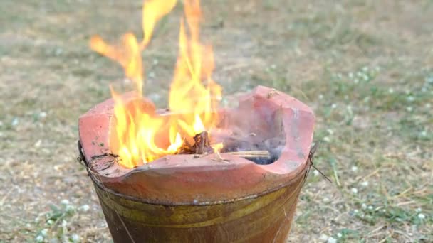 Adamın Eli Kömür Ocağını Yakıyor Pişirmeye Hazır — Stok video