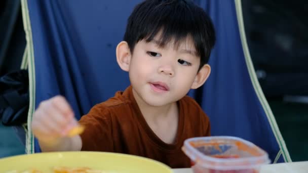 Pequeno Menino Asiático Sentado Comendo Batatas Fritas — Vídeo de Stock