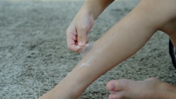 Руки Маленького Азиатского Мальчика Сдирают Сухую Кожу Ног Проблемы Кожи — стоковое видео