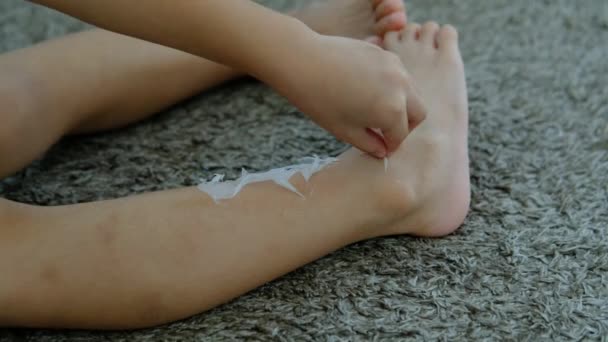 小さなアジア人の男の子の手は 彼の足に乾いた肌を剥がしています 皮膚の問題 — ストック動画
