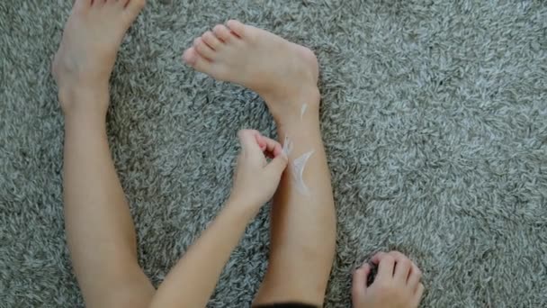 亚洲小男孩的手从他腿上的干皮上剥下 皮肤问题 — 图库视频影像