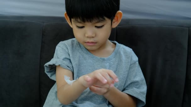 Tangan Anak Asia Kecil Yang Mengupas Kulit Kering Lengannya Masalah — Stok Video