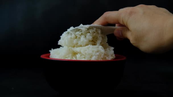 Die Hand Eines Mannes Schöpft Mit Einer Schöpfkelle Heißen Reis — Stockvideo