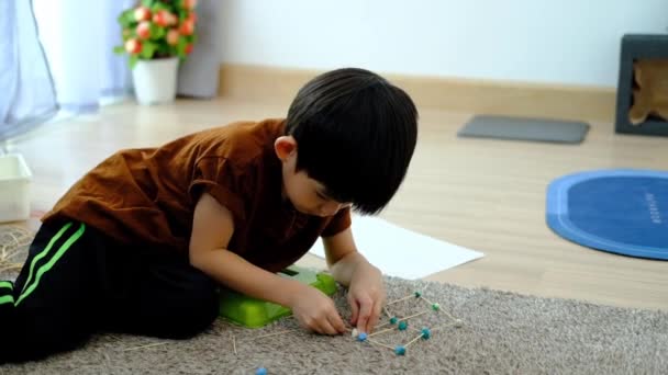 部屋でプラスチックで遊ぶアジアの少年 — ストック動画