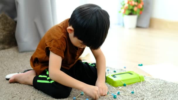 Asiatisk Pojke Leker Med Plasticine Rummet — Stockvideo