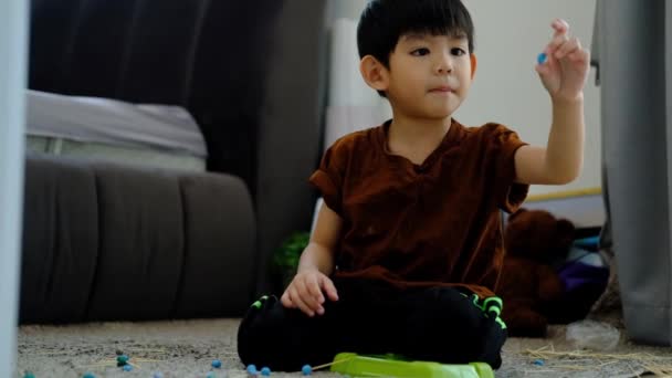 Ázsiai Fiú Játszik Műanyag Szobában — Stock videók