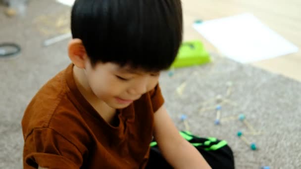 Азиатский Мальчик Играет Пластилином Комнате — стоковое видео