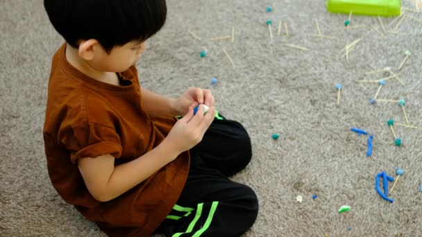 Anak Asia Bermain Dengan Plastik Dalam Ruangan — Stok Video