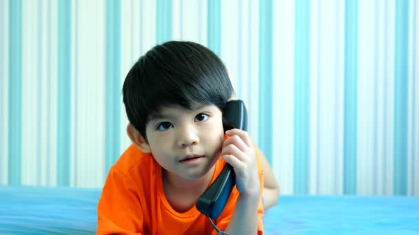 Ein Kleiner Asiatischer Junge Filmt Ein Online Video Freien Während — Stockvideo