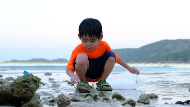 Pequeño Chico Asiático Ayuda Recoger Basura Playa Del Mar — Vídeos de Stock