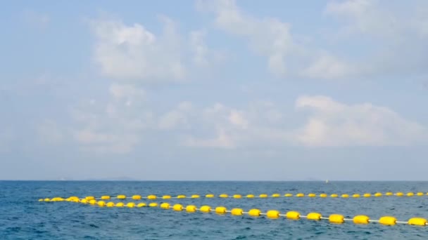 Prachtig Uitzicht Zee Tijdens Dag Met Boeien Die Het Zwemgebied — Stockvideo