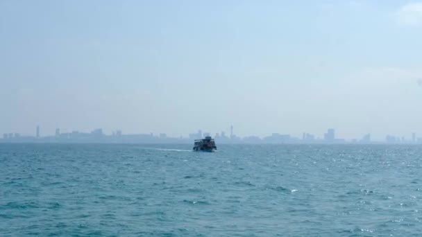 Zeegezicht Met Passagiersschepen Komen Naar Pier Achteraanzicht Van Pattaya Stad — Stockvideo