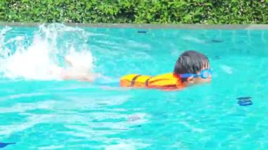 Asyalı çocuk bir havuzda