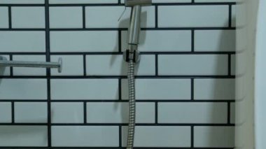 Banyoda su temizleyicisi var.