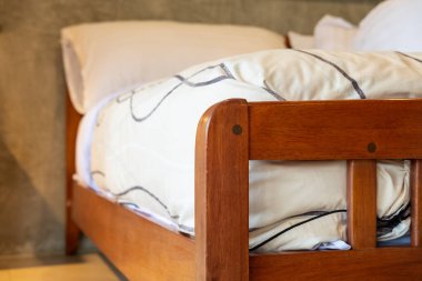 Ahşap yatak yatak ile