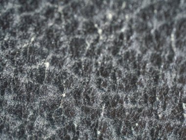 Sentetik deri yüzeyindeki çatlakları kapatın.