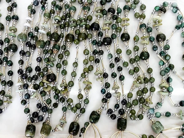 Bir hediyelik eşya dükkanında taştan yapılmış bir sürü mücevher.