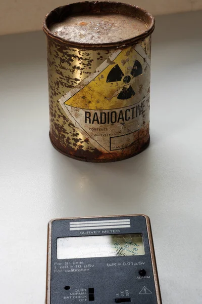 Handhållna Strålningsmätningsinstrument Som Detekterar Radioaktivt Material Förpackningen Joniserande Strålningsrisksymbol Förpackningen — Stockfoto