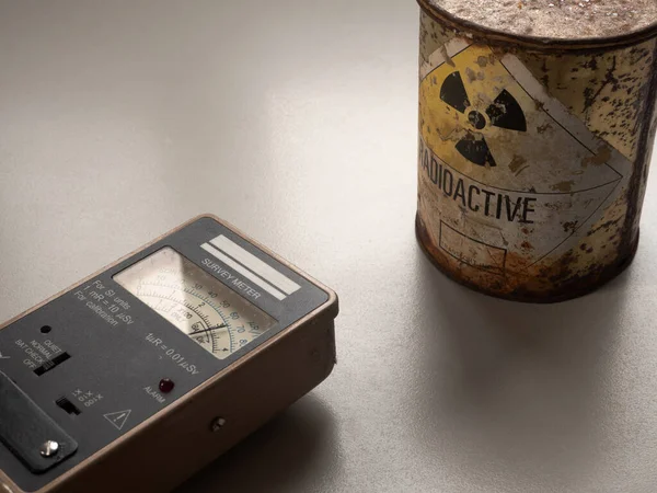 Instrumento Pesquisa Radiação Portátil Detectando Material Radioativo Embalagem Símbolo Perigo — Fotografia de Stock