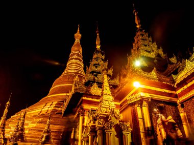 Altın pagoda ve mondop grubunun fotoğrafında Hayalet Görüntüsü ve Lens Fişeği gece ışığında aydınlanır.