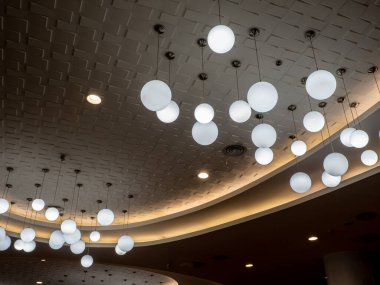 Round lamp, hanging alternating high and low, decorating the ceiling