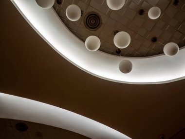 Round lamp, hanging alternating high and low, decorating the ceiling