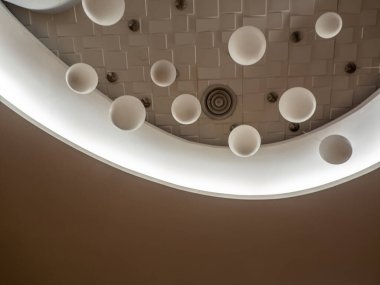 Round lamp, hanging alternating high and low, decorating the ceiling
