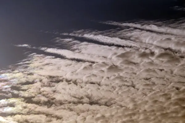 Χνουδωτά Γκρίζα Σύννεφα Αιωρούνται Στον Ουρανό Την Αυγή — Φωτογραφία Αρχείου