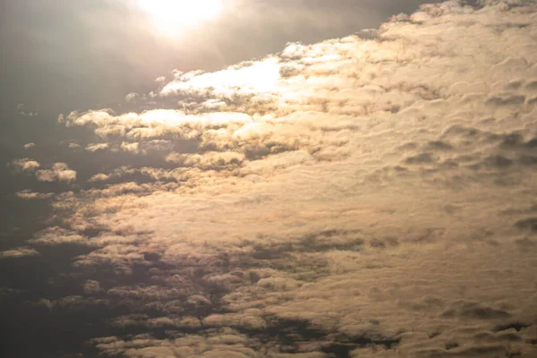 Flauschige Graue Wolken Die Bei Sonnenaufgang Verstreut Himmel Schweben — Stockfoto