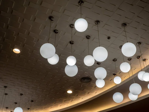 Круглая Лампа Висящая Попеременно Высоко Низко Украшая Потолок — стоковое фото