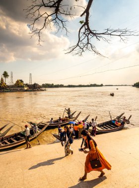 Yangon, Myanmar - 4 Ocak 2020 Küçük bir tekneye binen insanlar ve turistler, Kyaik Hwaw Wun Pagoda 'ya ve Yangon, Myanmar' daki küçük bir adadaki tapınağa gitmenin tek yolu