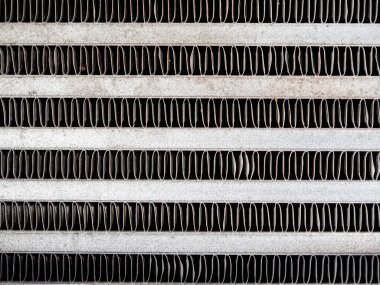 Kaloriferin metal ızgarası eski ve pullu.