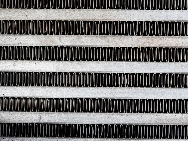 Kaloriferin metal ızgarası eski ve pullu.