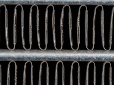 Kaloriferin metal ızgarası eski ve pullu.