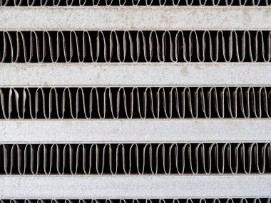 Kaloriferin metal ızgarası eski ve pullu.