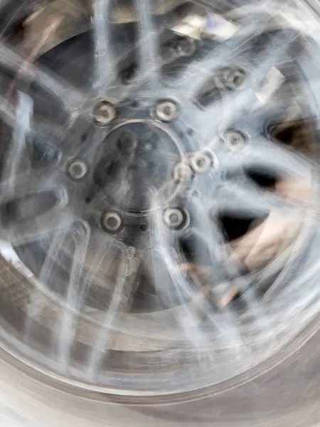 汽车车轮的运动模糊了图像 — 图库照片