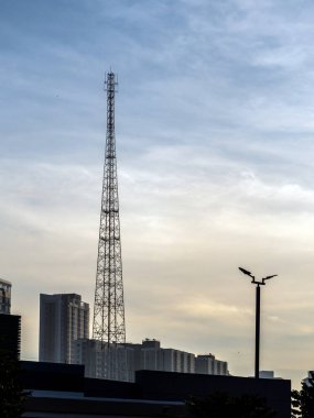 İletişim direği, sokak lambası ve şehrin en yüksek binası.