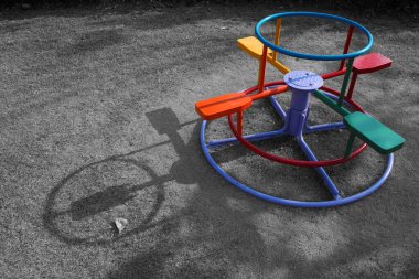 Parkta çocukların atlıkarıncaları.