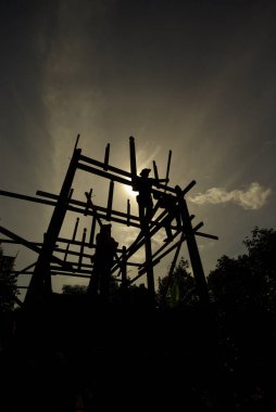 İnşaat fazla mesai yapıyor ve işçiler akşamları çalışıyor.